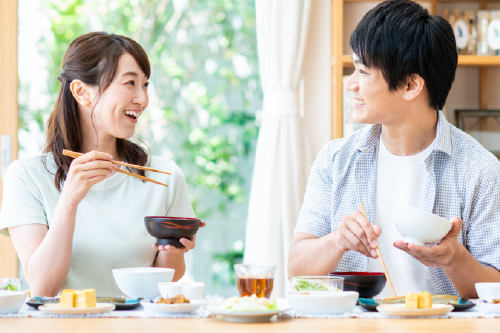 食事を楽しむ夫婦