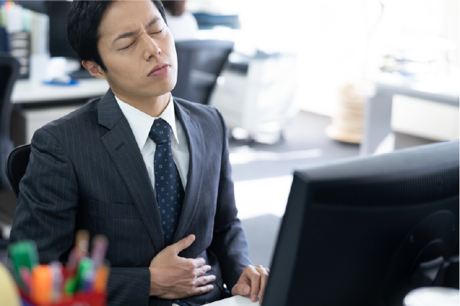 腹部に違和感がある男性