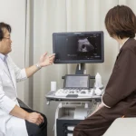 診察をする院長鈴木と患者様