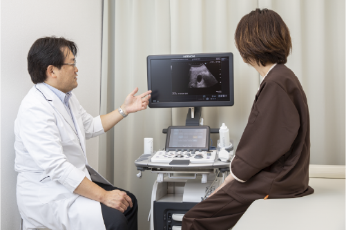 診察をする院長鈴木と患者様