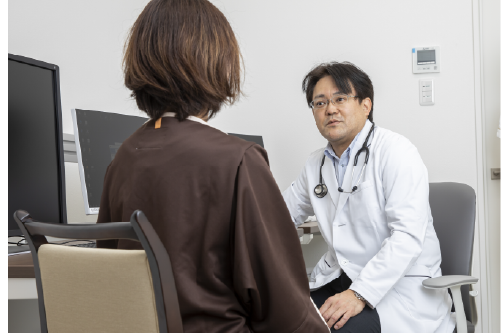 患者様に説明を行う院長鈴木